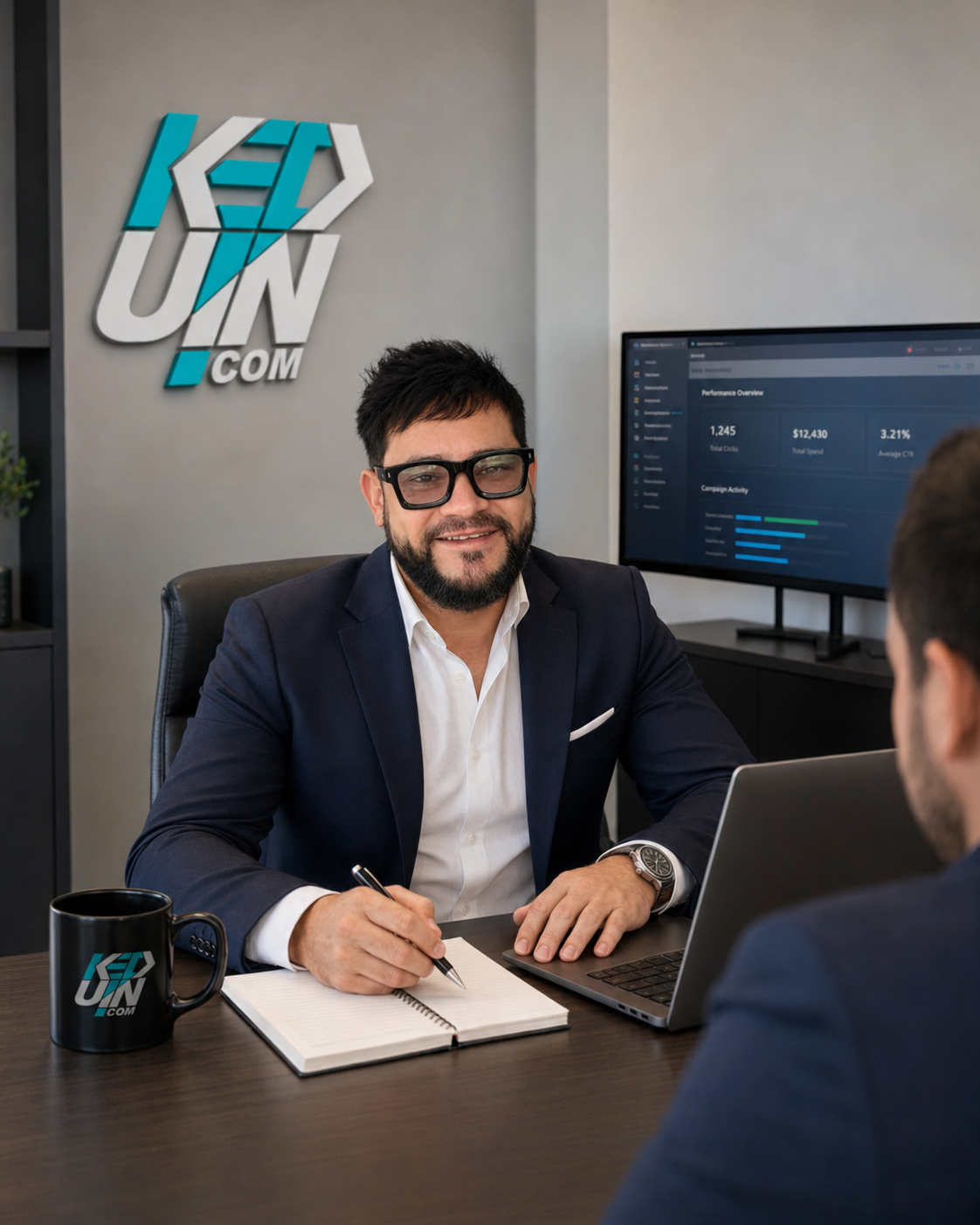 Keduin Cubillan atendiendo a un cliente en una oficina tecnológica de Keduin.com